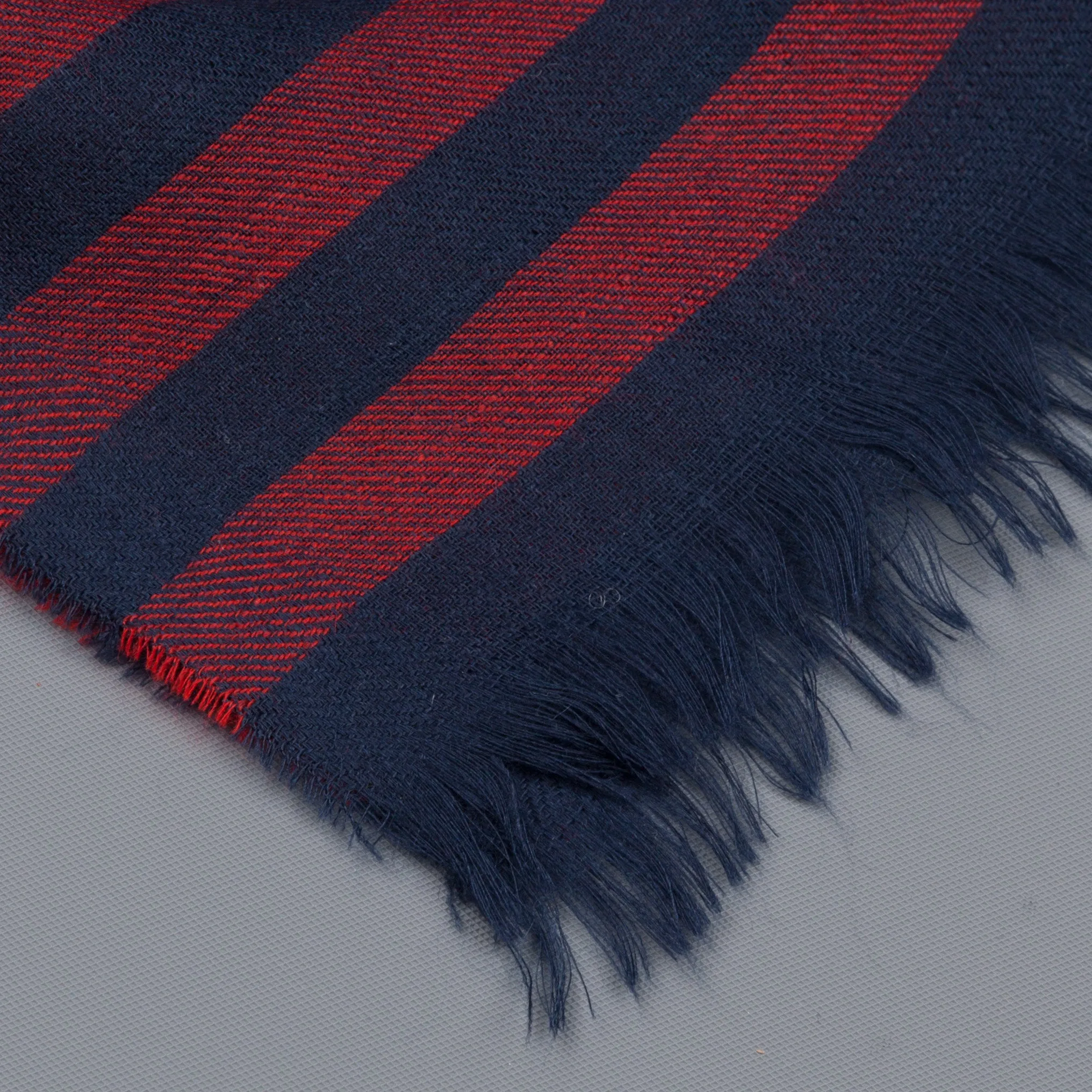 Alex Begg Wispy woven stole cashmere Gill in Red